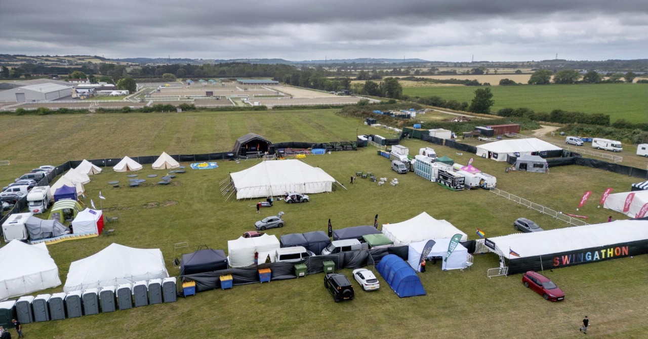 Svingeri došli na svoj najveći godišnji festival i okupirali mirni gradić, mještani ogorčeni: ‘Znate li što moramo slušati!?‘