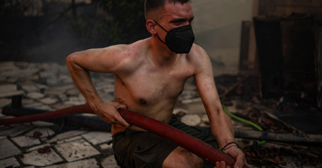 Grčijo in Turčijo zajeli uničujoči požari, temperature presegajo 50 stopinj Celzija