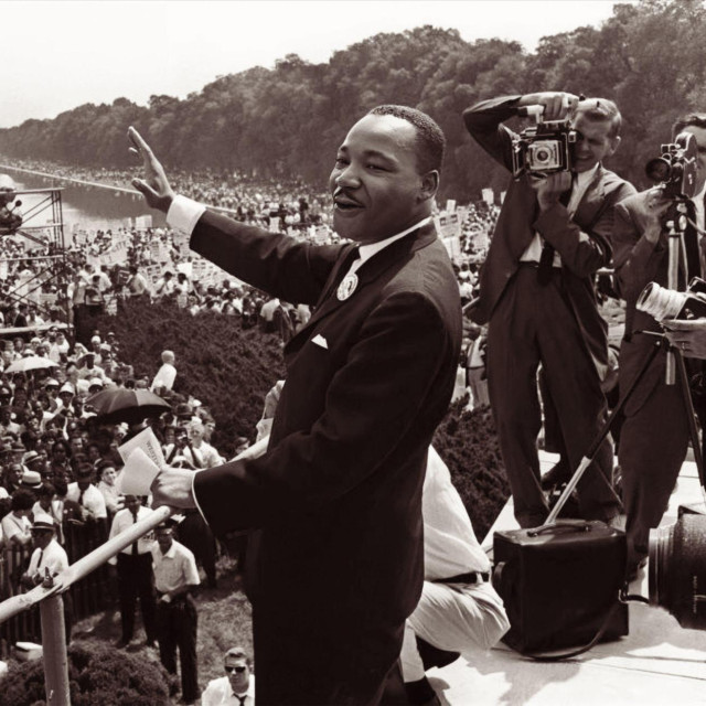Dr. Martin Luther King Jr. maše s Lincolnova memorijala tijekom Marša na Washington za radna mjesta i slobodu, gdje je 28. kolovoza 1963. održao svoj govor ”Imam san”