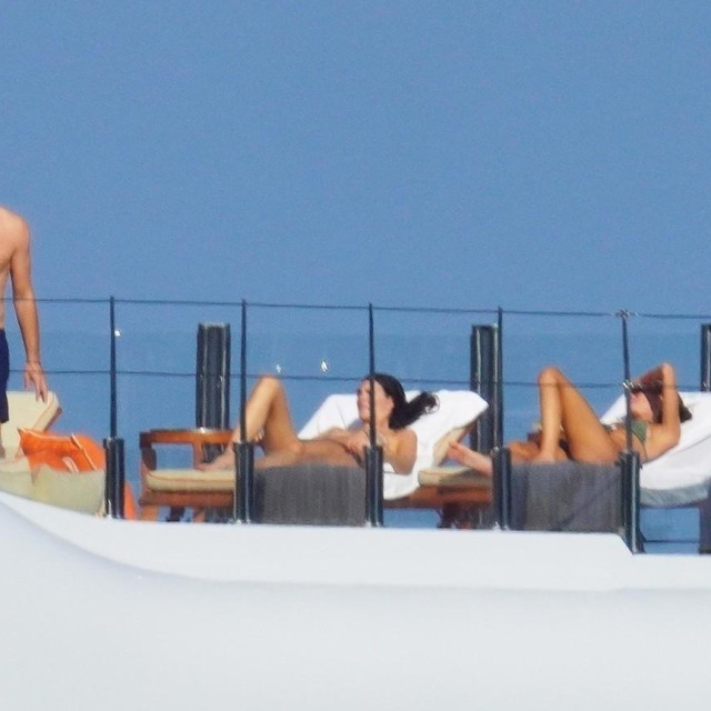 Leonardo DiCaprio i Vittoria Ceretti s prijateljima prošle godine