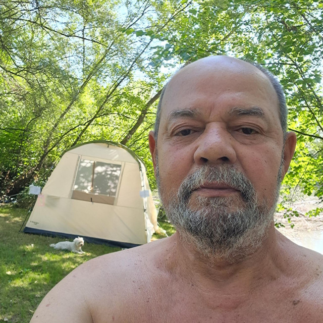 Ivan Baček sa svojim psom Barnijem u Parku Bundek