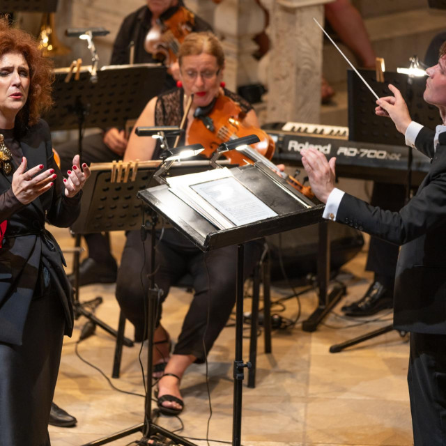 Dubravka Šeparović Mušović uz Dubrovački simfonijski orkestar i dirigenta Valentina Egela