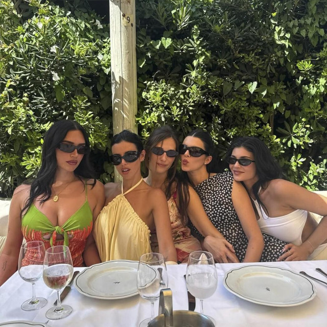 Kylie Jenner s prijateljicama u Grčkoj