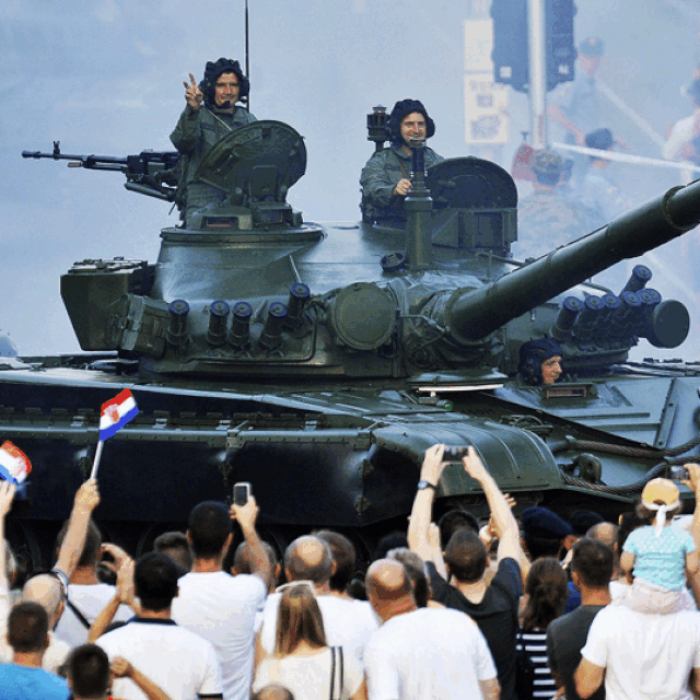 Vojni mimohod u Zagrebu 2015. godine; Helikopter Black Hawk nad Jarunom; Hrvatska vojska tijekom vježbe Velebit-18; Raketna topovnjača Vukovar; Dassault Rafale HRZ-a