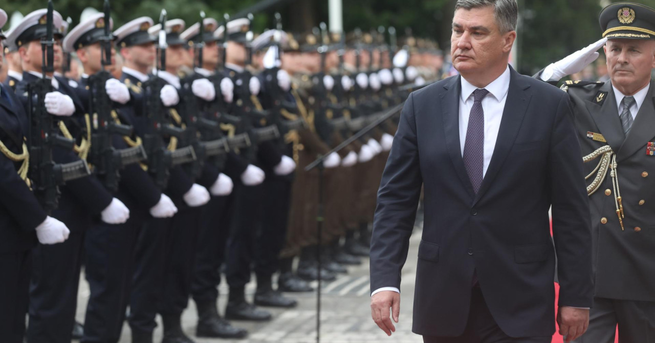 Milanoviću ponudili da u otvorenom vozilu obiđe postrojbe na mimohodu, on je to odbio. Navodno mu je ‘previše kičasto‘