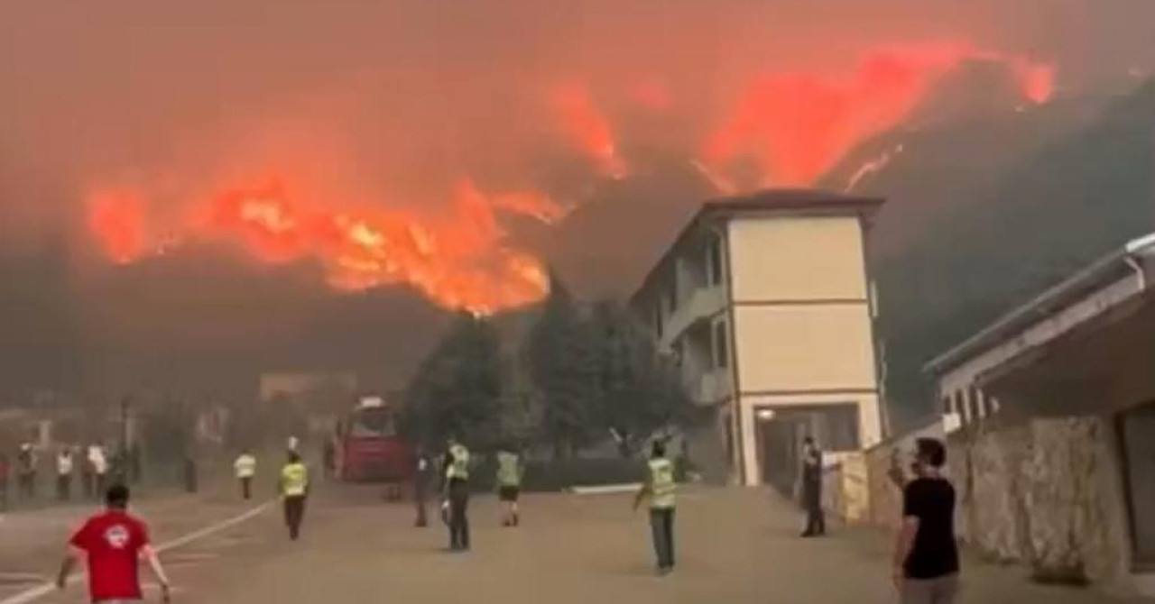 Nezapamćena kataklizma u Turskoj, požari na više lokacija, desetorica vatrogasaca poginula!