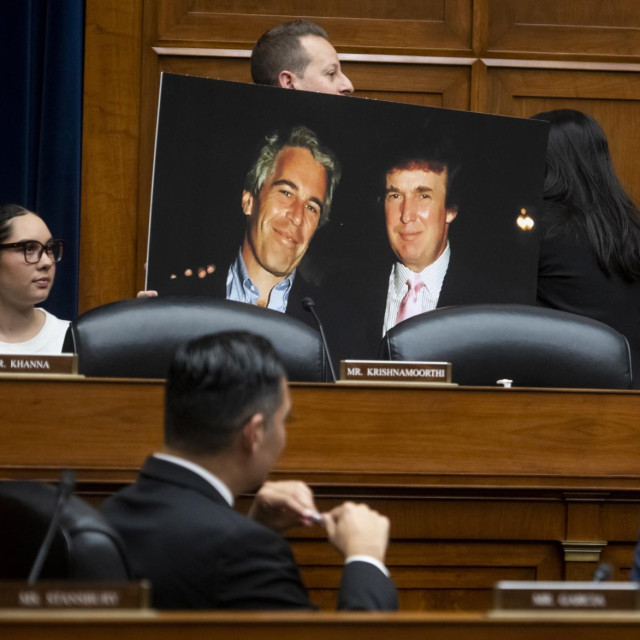 Trump i Epstein imali su dugogodišnje poznanstvo. Wall Street Journal je prošlog tjedna objavio da je Trump početkom 2000-ih poslao Epsteinovu rođendansku čestitku s dvosmislenim porukama