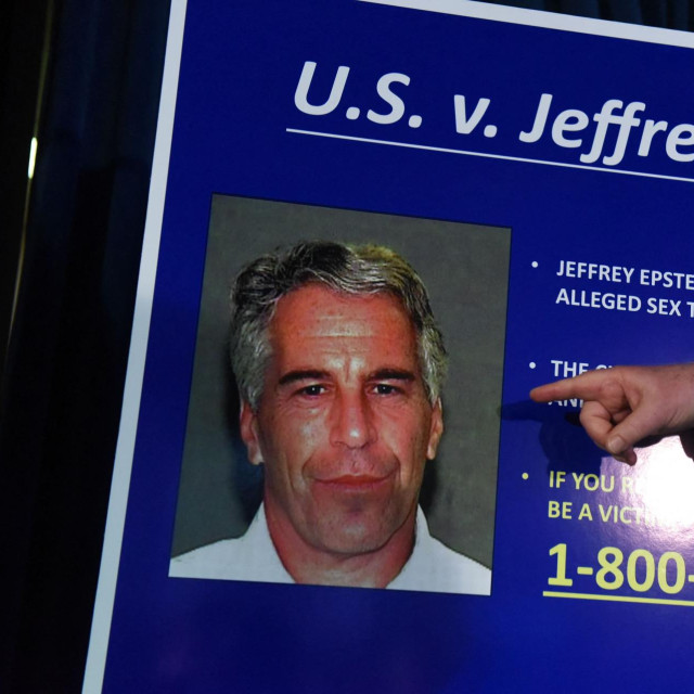 Ministarstvo pravosuđa i FBI su početkom srpnja rekli da nema dokaza da je Epstein imao ”popis klijenata” ili da je ucjenjivao moćne i utjecajne ličnosti