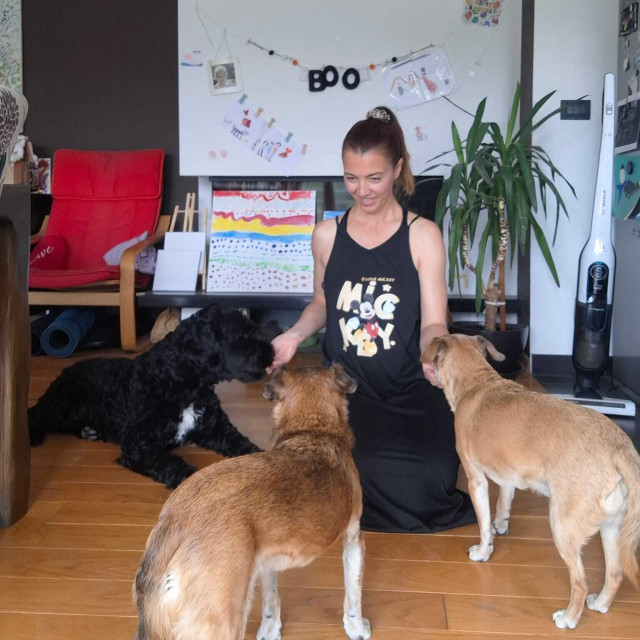 Ana sa svoja tri psa