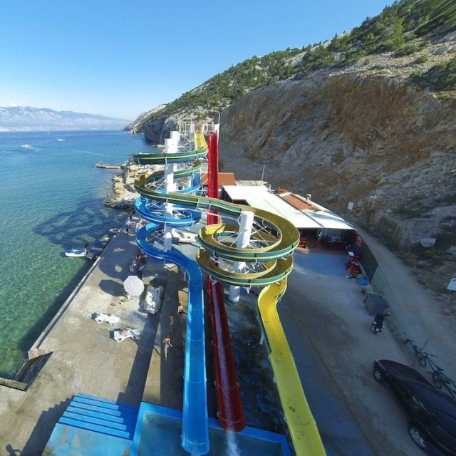 Tobogan na Rajskoj plaži u Loparu