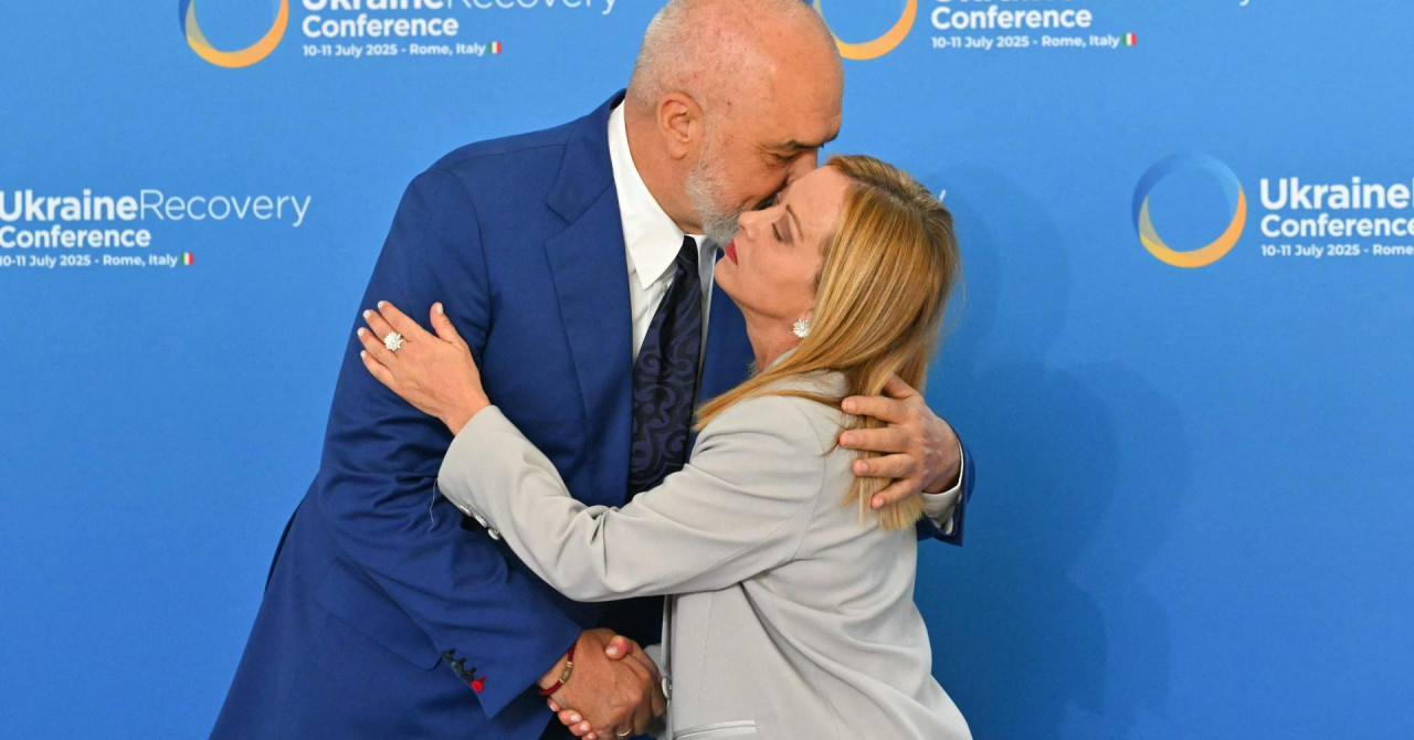 Melonijeva vlada presenetila Kremlja, navdušenje nad Tolkienom med desničarji