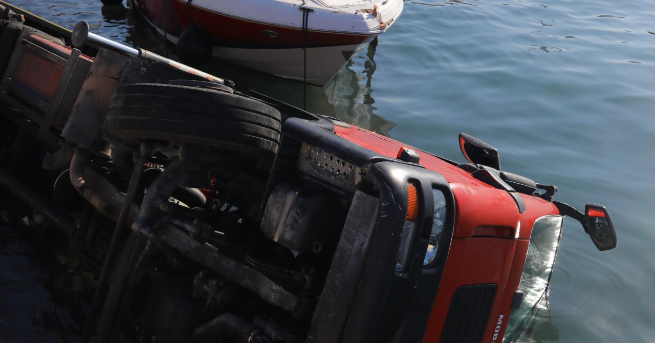 Nesvakidašnji prizor u Splitu: Kamion završio u moru!