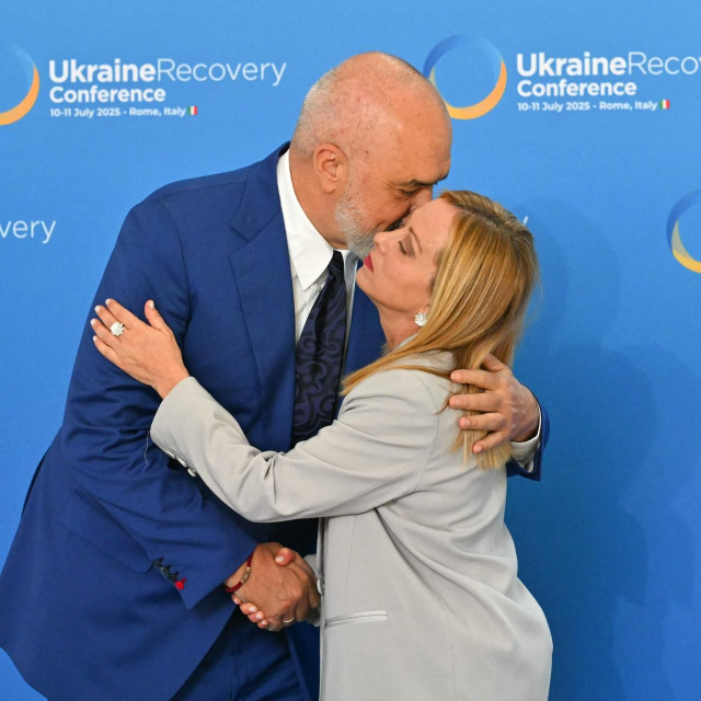 Zagrljaj s albanskim premijerom Edijem Ramom