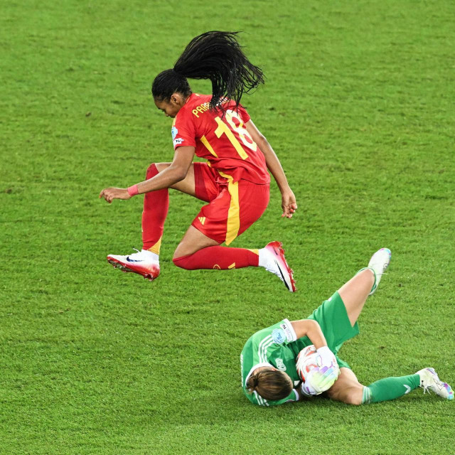 Njemačka golmanica Ann-Katrin Berger i Španjolka Salma Paralluelo