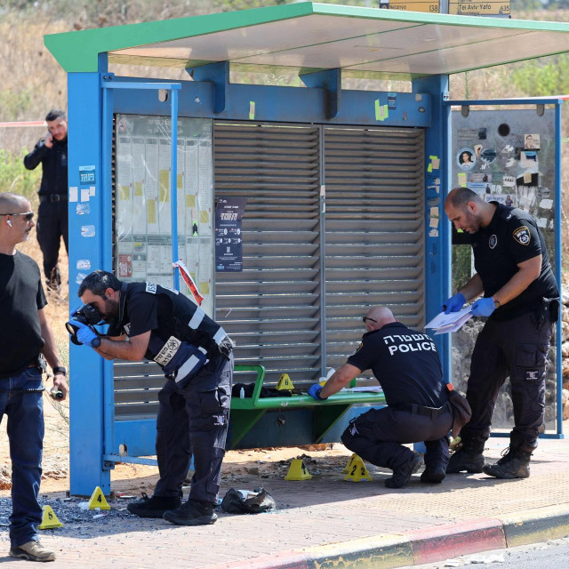 Izraelska policija provodi očevid na mjestu prijavljenog napada vozilom u središnjem izraelskom gradu Kfar Yoni
