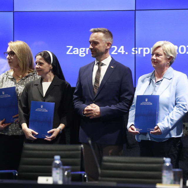Marin Piletić s potpisnicima ugovora
 