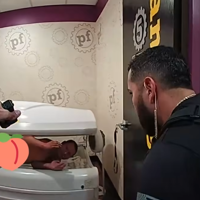 Goli muškarac u solariju