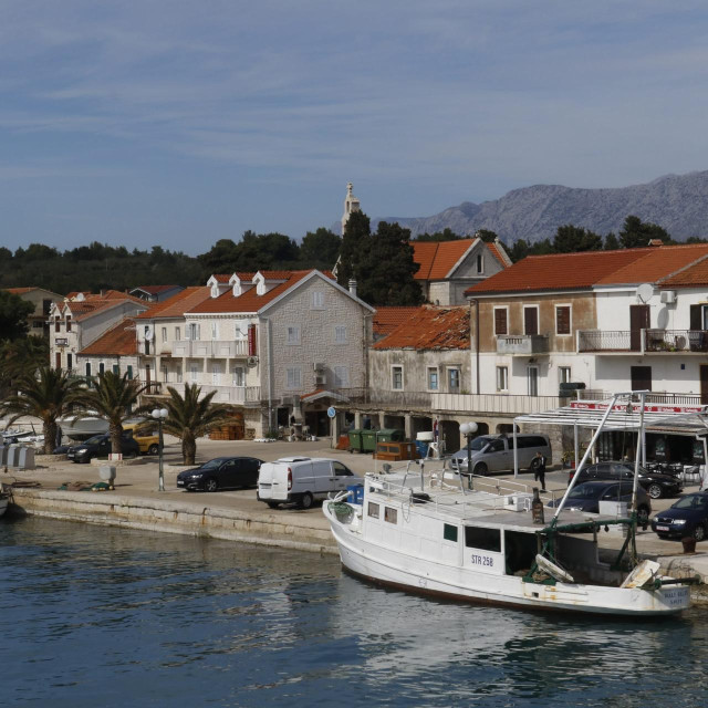 Kamp se nalazi kod Sućuraja na Hvaru