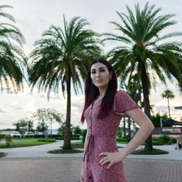 Laura Loomer tek je jedna od neformalnih ‘glasnogovornica‘ MAGA pokreta koja se polako okreće od Trumpa optužujući ga za izdaju