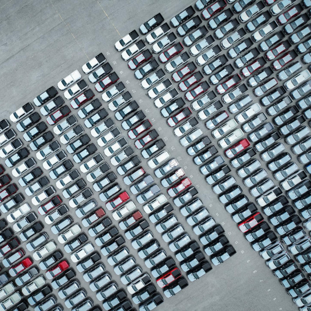 Automobili na parkiralištu