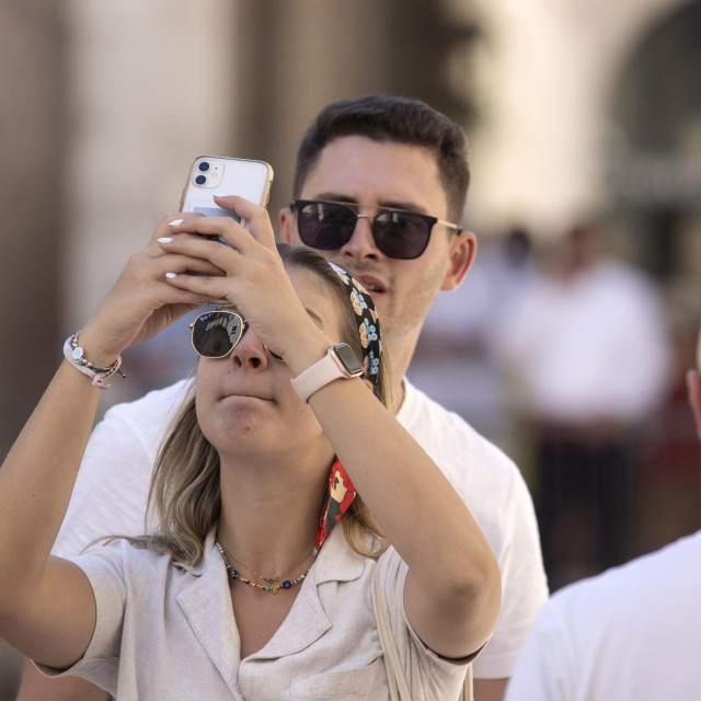 Split, 130922.
Turisti mobitelima fotografiraju i snimaju znamenitosti u staroj jezgri grada.