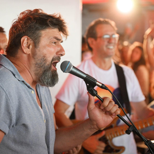 Split, 260725.
Trag u beskraju 2025.
Koncert na trajektu Korcula koji plovi Split - Vela Luka u cast Olivera Dragojevica.
Na fotografiji: Goran Navojec.