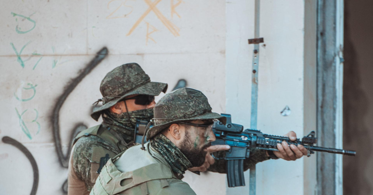 Joško Gvardiol v vlogi komandosa v Velebitu