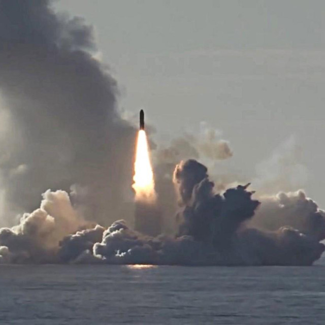 Ruska nuklearna podmornica Jurij Dolgoruki (klasa Borei) lansira balistički projektil RSM-56 Bulava