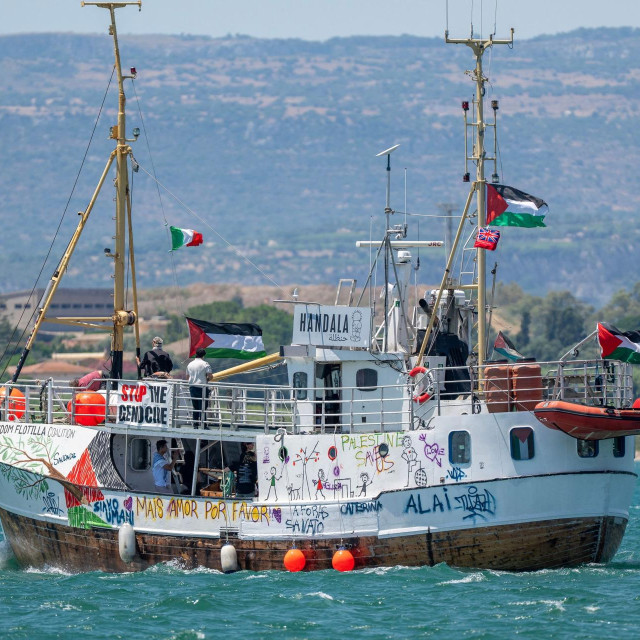 Humanitarni brod ”Handala” nakon što je napustio luku Sirakuzu u Italiji