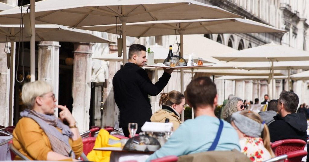 Benetke preplavljajo revni turisti, trgovci so ogorčeni