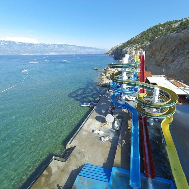 Tobogan na Rajskoj plaži u Loparu