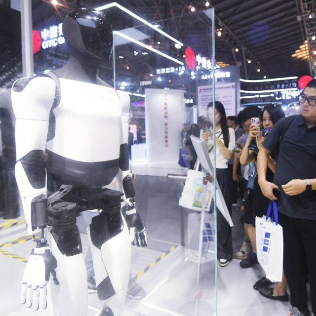 Teslina izložba humanoidnih robota u Šangaju u srpnju 2024.