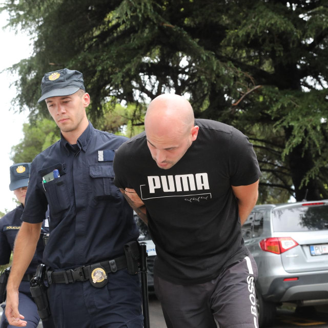 Privođenje O.S. osumnjičenog za napad na 19-godišnjeg Slovenca