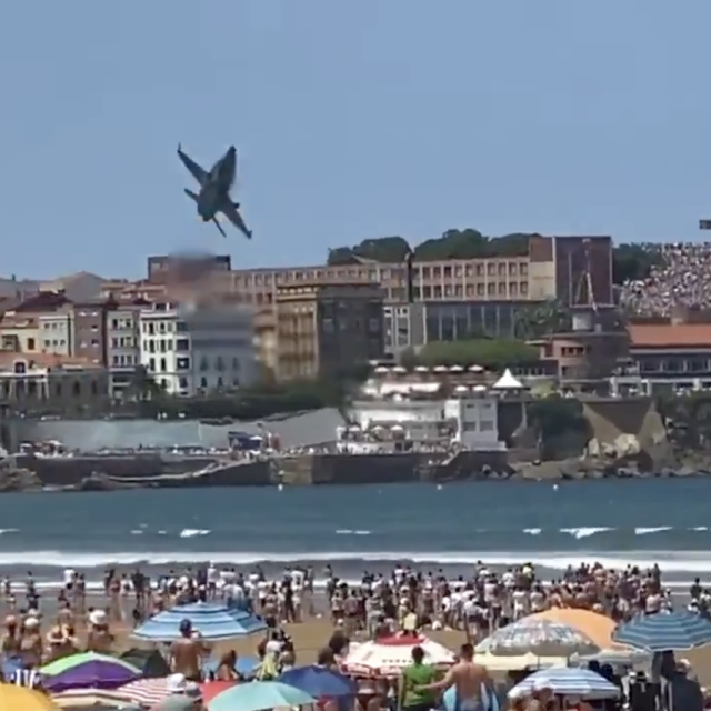 Ratni avion iznad plaže u Španjolskoj