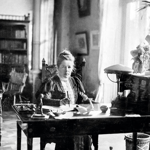 Selma Lagerlöf za radnim stolom u kući u Falunu, na prijelazu stoljeća 1900. Radna soba iz takozvane Centralne palače danas se čuva u muzeju Dalarna