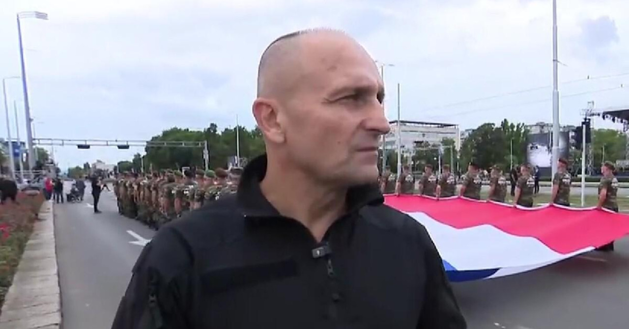 Anušić tijekom mimohoda stao pred kamere i objavio: ‘Mi ih proizvodimo i najbolji su na svijetu. Uzimaju ih svjetske sile‘