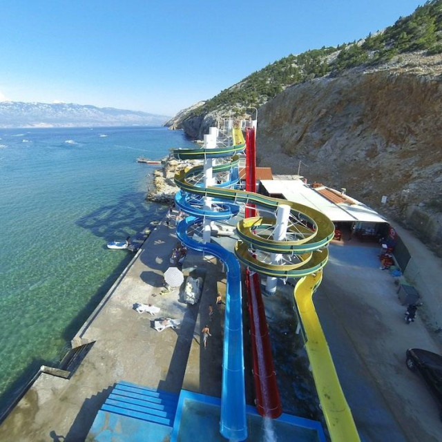 Tobogan na Rajskoj plaži u Loparu