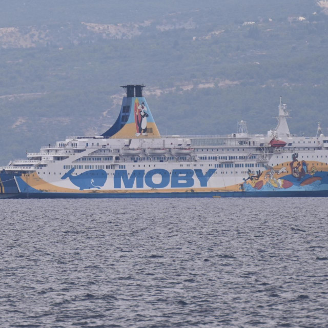 Brod Moby Drea koji se u teglju nalazi ispred mjesta Sutivan u Brackom kanalu ceka bolje vremenske uvjete za dovrsavanje operacije tegljenja prema Brodosplitu.
