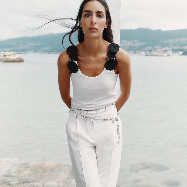 Zara top s aplikacijom cvijeća (15,95 eura)
