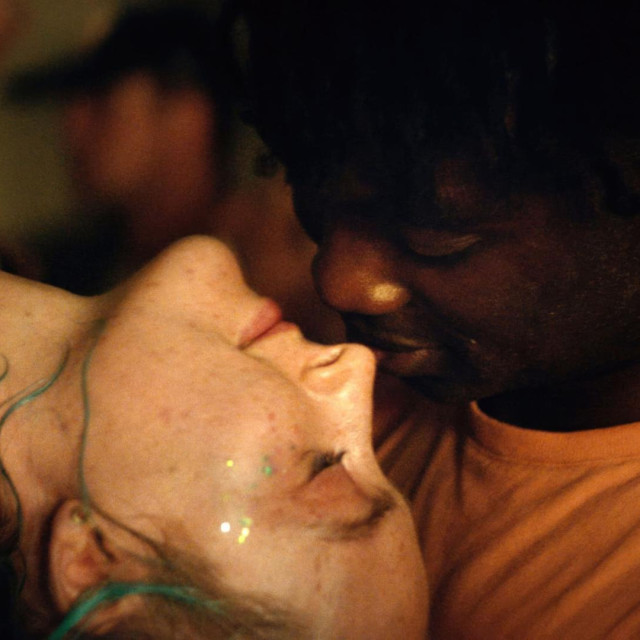 Paapa Essiedu i Saoirse Ronan

Bijeg