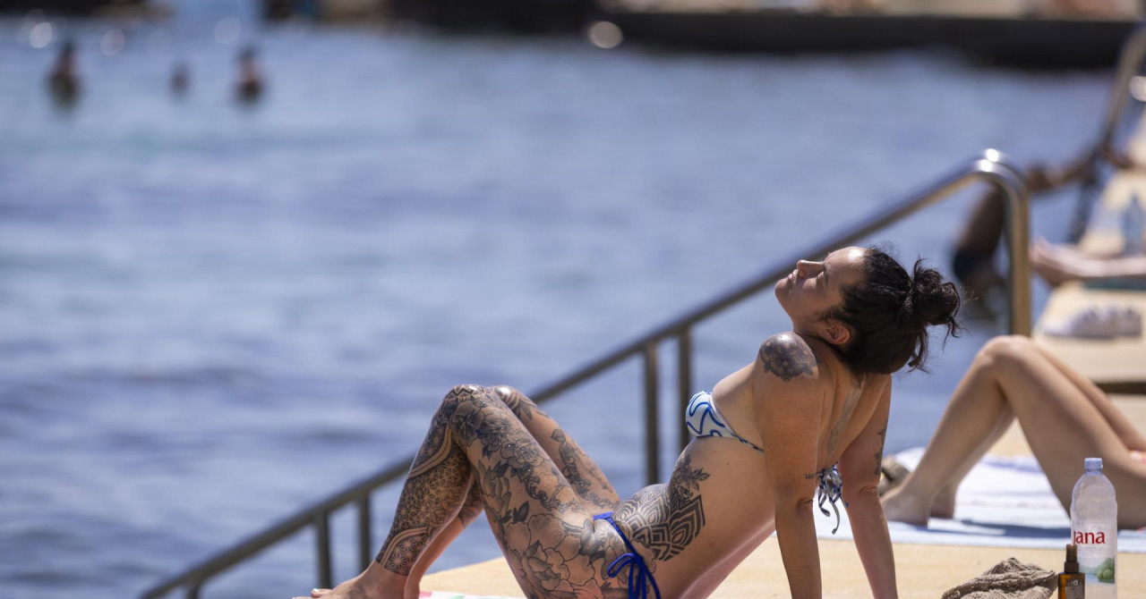 Francosko letovišče Les Sables-d'Olonne se je uprlo kopalnim kostumom v mestu