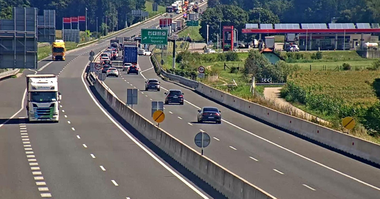 Otkriven uzrok strašne nesreće u Sloveniji, cure novi detalji: Ukrajinac kombijem punim ljudi naletio na kamion koji je vozio Rus