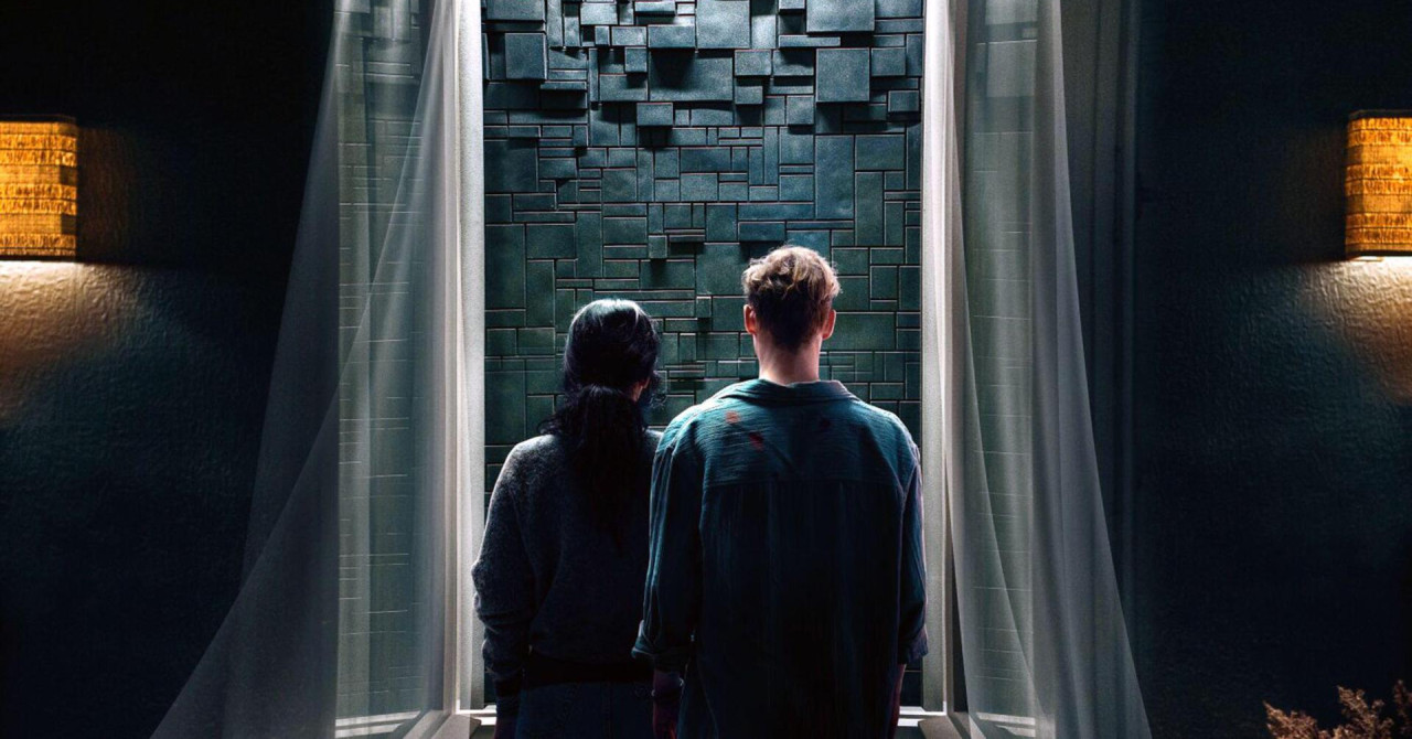 Mladi par na rubu je razlaza. No, kada se jednog dana probude i shvate da se nalaze u zgradi koja je potpuno zazidana, učinit će sve da se iz nje izbave