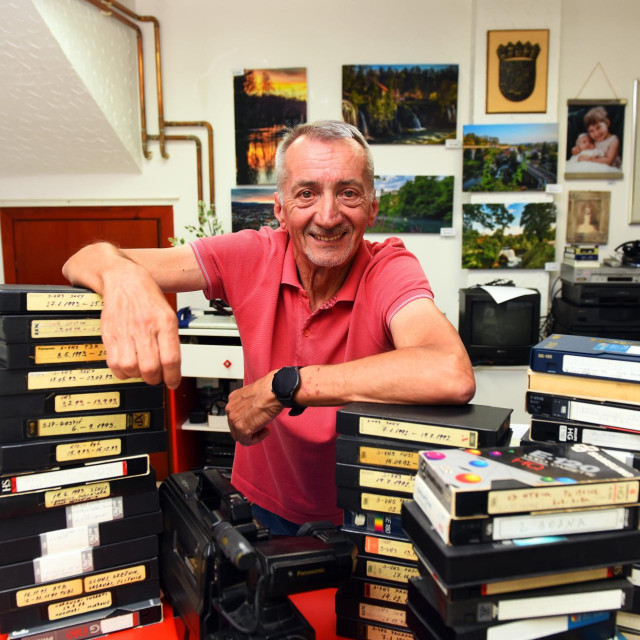 Vlado Butina i VHS kazete koje je spasio iz okupiranog Slunja