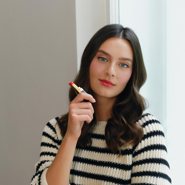 Make - up:  Hydra beauty micro serum, Les Beiges Touche De Teint puder bd 21,  Les Beiges Healthy Glow Natural paleta za oči Golden, Rouge Coco Balm 266, Health Glow rumenilo u stiku Refresh, Les Beige Healthy Golden Glow puder ekskluzivna kreacija - Illuminating powder duo Éclat du soir,  Chanel