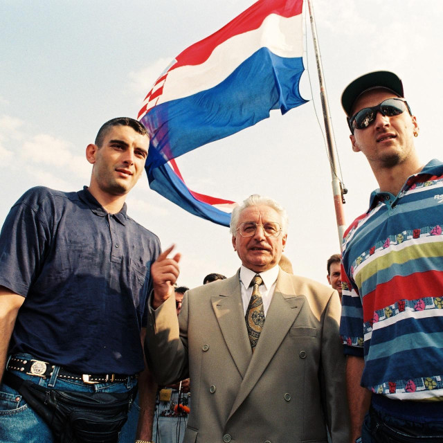 Predsjedniki Franjo Tuđman je 6. kolovoza 1995. posjetio kninsku tvrđavu gdje je svečano podignuta hrvatska zastava  
 