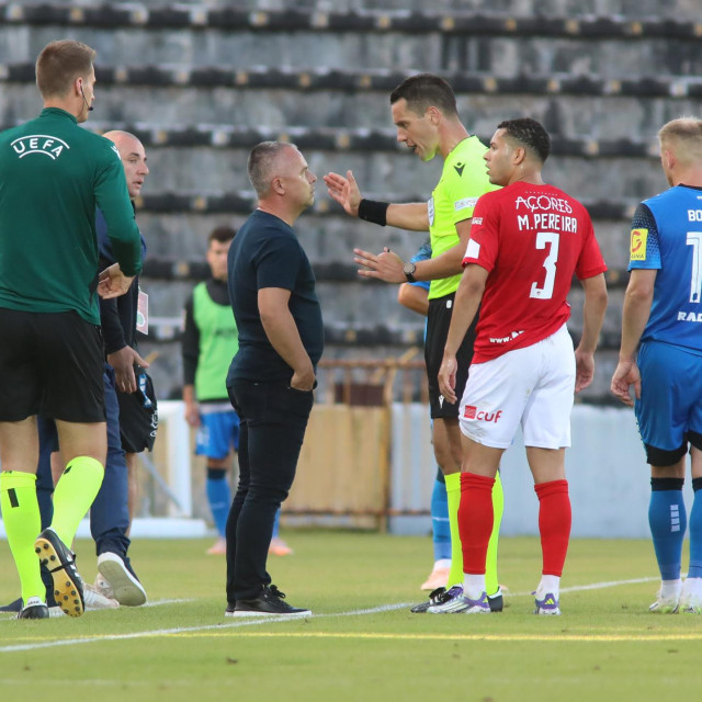Nikola Šafarić u razgovoru sa belgijski m sucem Jasperom Vergooteom