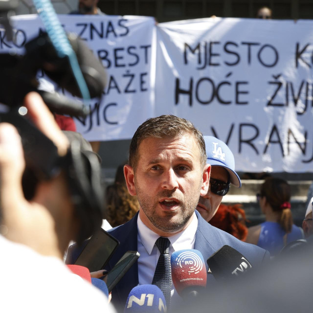 Prosvjednici i splitski gradonačelnik Šuta