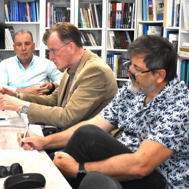 Predsjednik Zaklade hrvatskih sportaša Tomislav Paškvalin na tematskom sastanku vezanom za predstojeću humanitarnu regatu, u društvu direktora marketinga HOO-a Ranka Ćetkovića i proslavljenog rukometnog olimpijca Vlade Šole