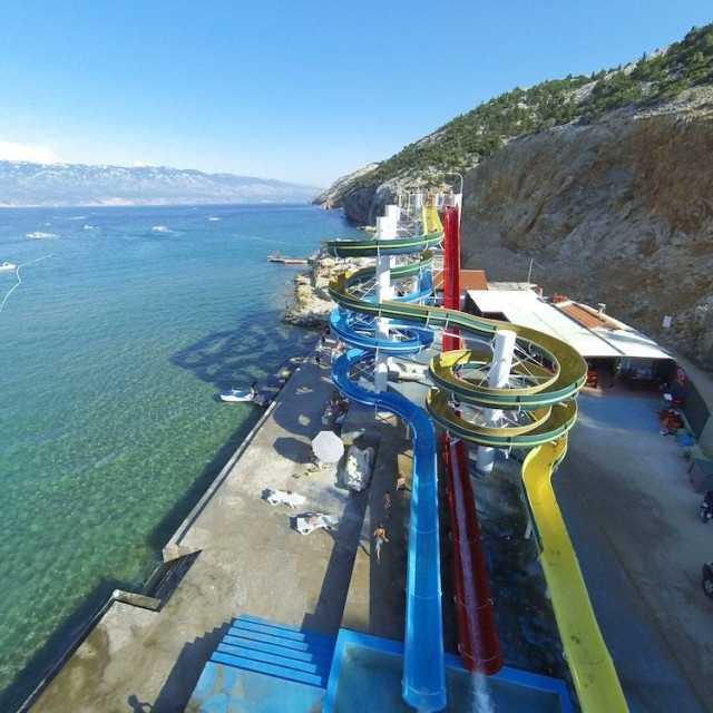 Tobogan na Rajskoj plaži u Loparu